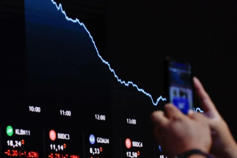 Ibovespa cai e dólar sobe com juros e pesquisas eleitorais